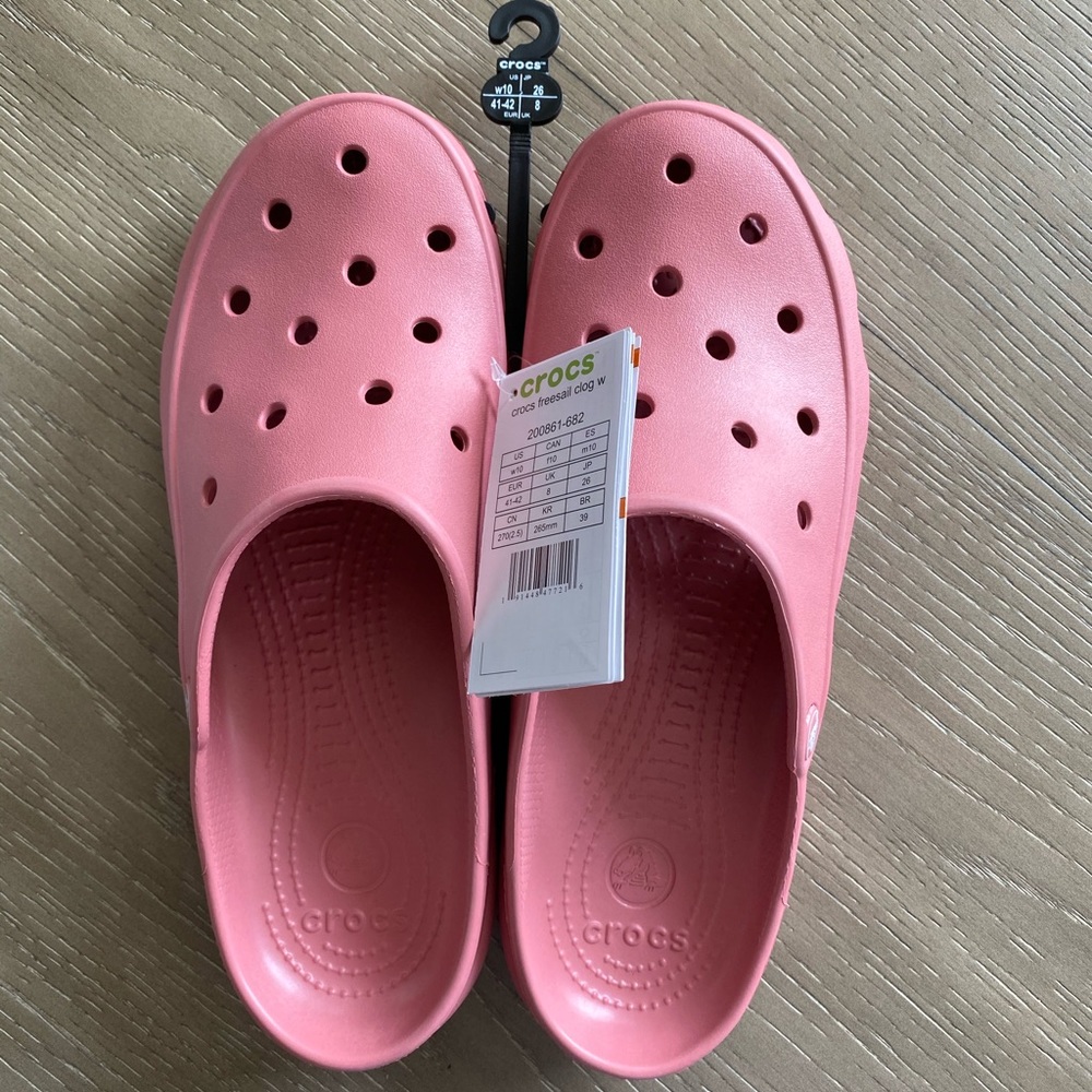 NWT - light pink CROCS freesail clog in size w10